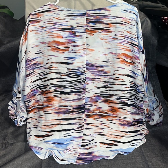 Jennifer Lopez Blouse - size Medium - Foldable Sleeves - Picture 2 of 4